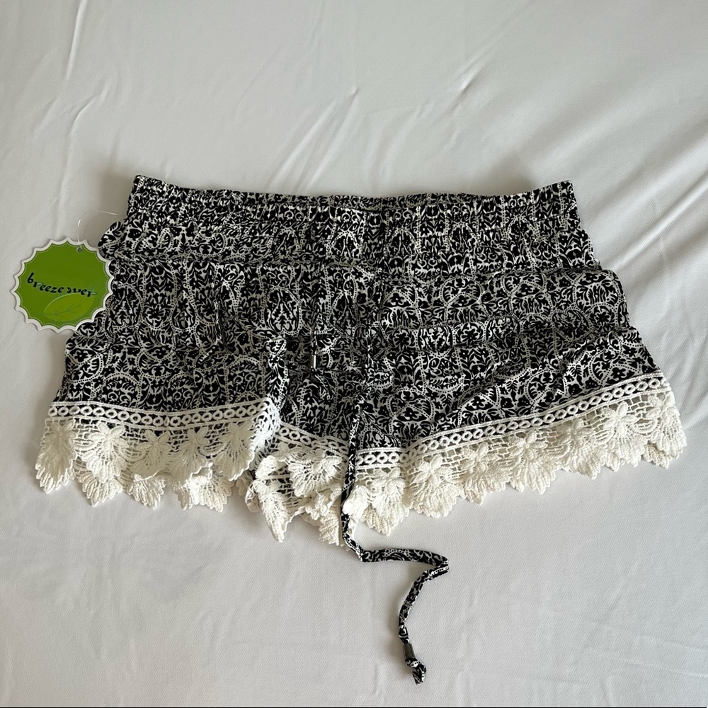 NWT floral lace trim shorts (S)